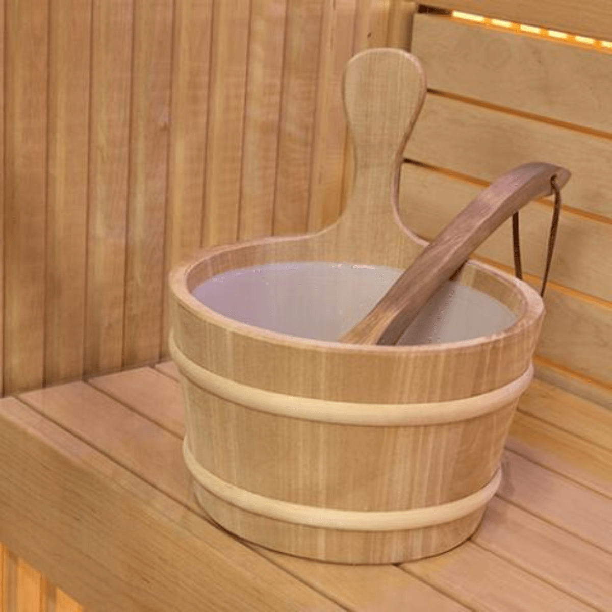 The plastic-lined interior ensures longevity and durability